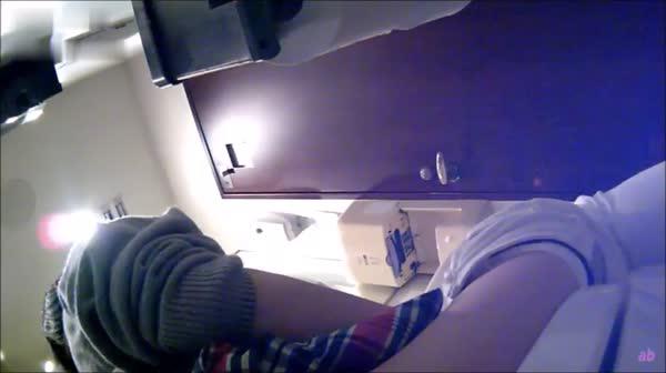 美女如云的餐厅高级坐厕偷拍第2部换丝袜的贵妇脚跟被鞋刮伤了